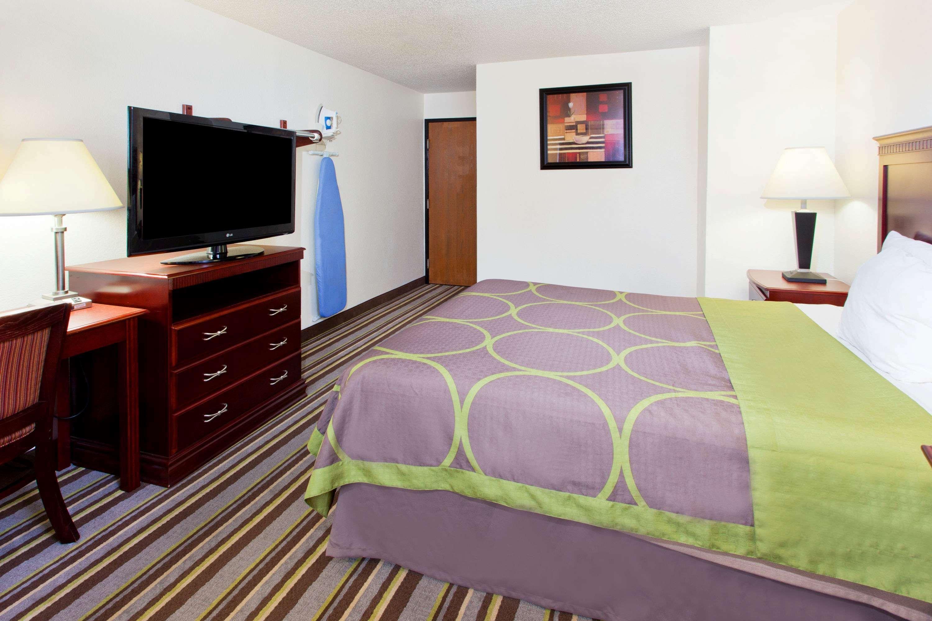 Super 8 By Wyndham Tuscaloosa Hotel Exterior foto