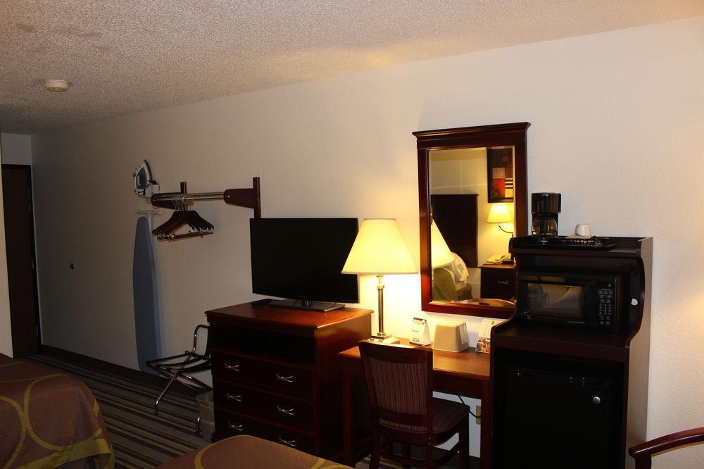 Super 8 By Wyndham Tuscaloosa Hotel Exterior foto