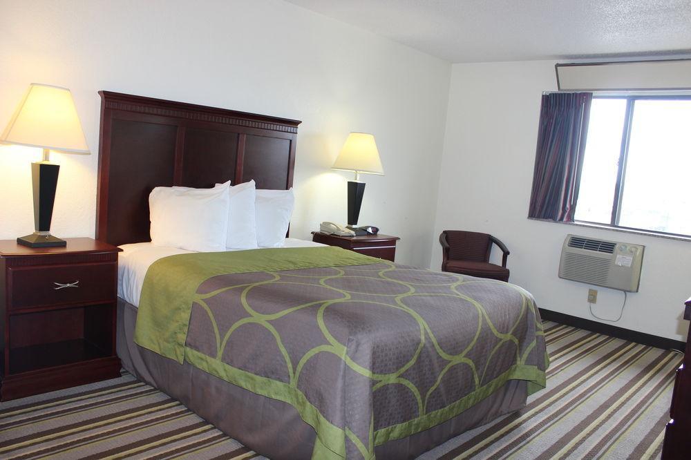 Super 8 By Wyndham Tuscaloosa Hotel Exterior foto