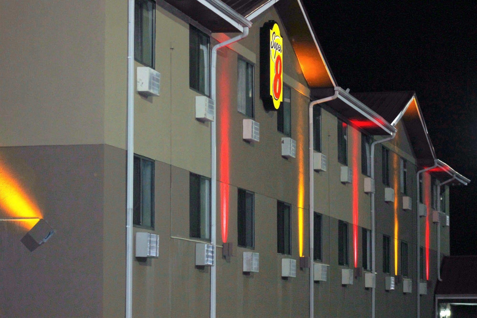 Super 8 By Wyndham Tuscaloosa Hotel Exterior foto